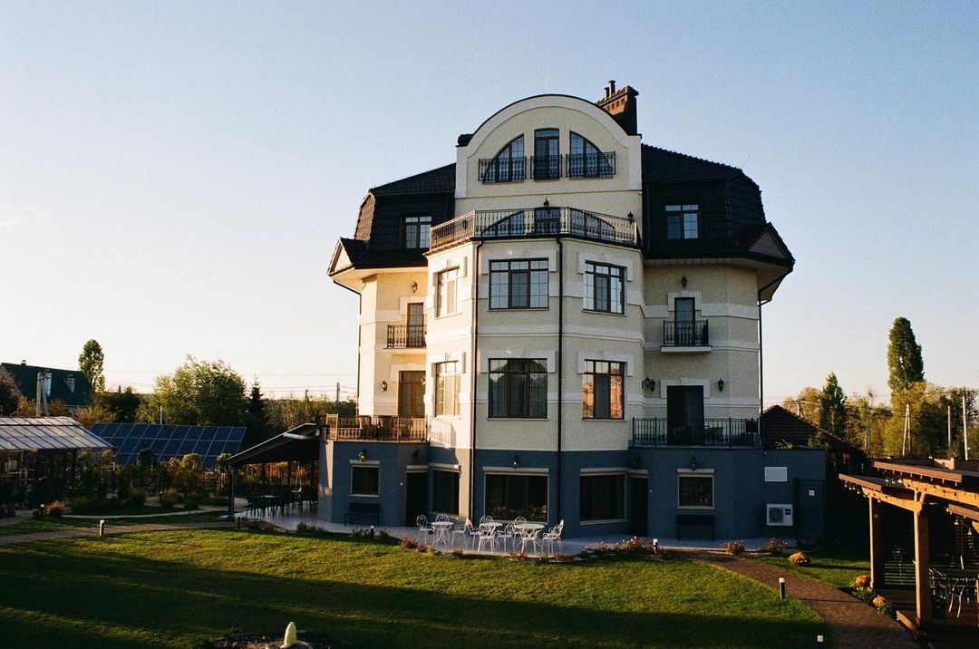 Загородный комплекс Бобрица Дача