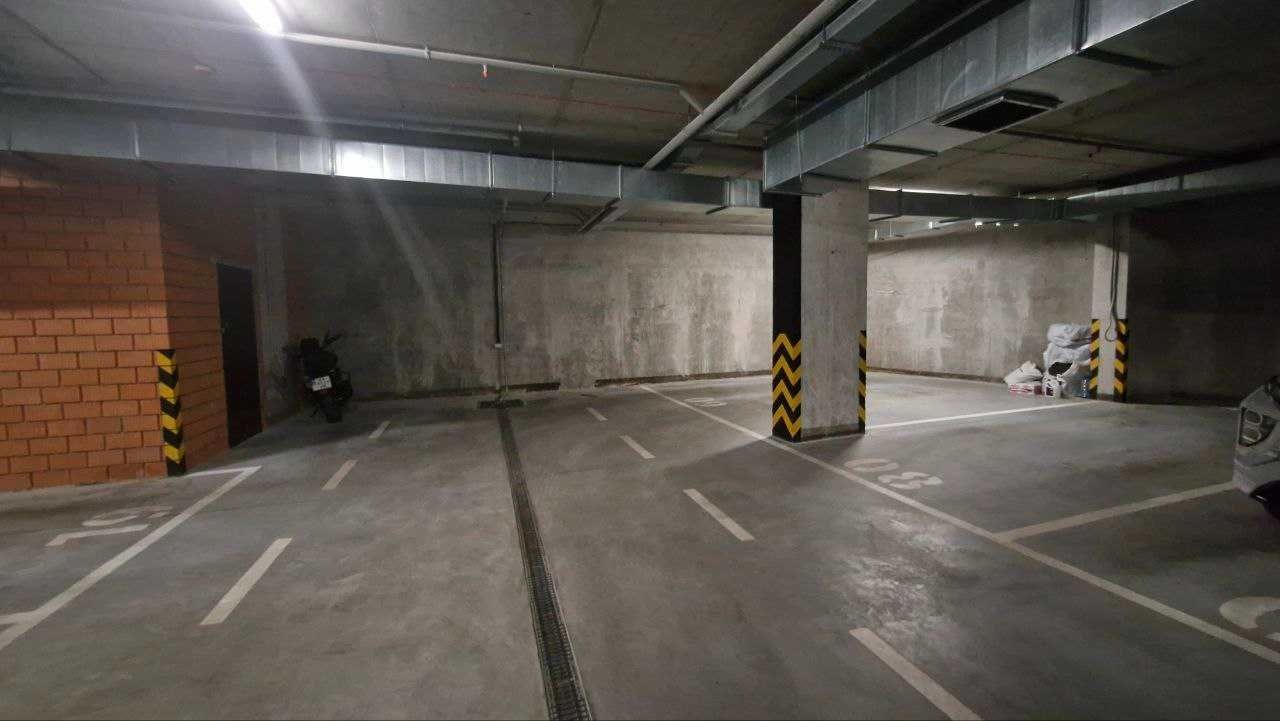 Автостоянка на вулиці Петропавлівській