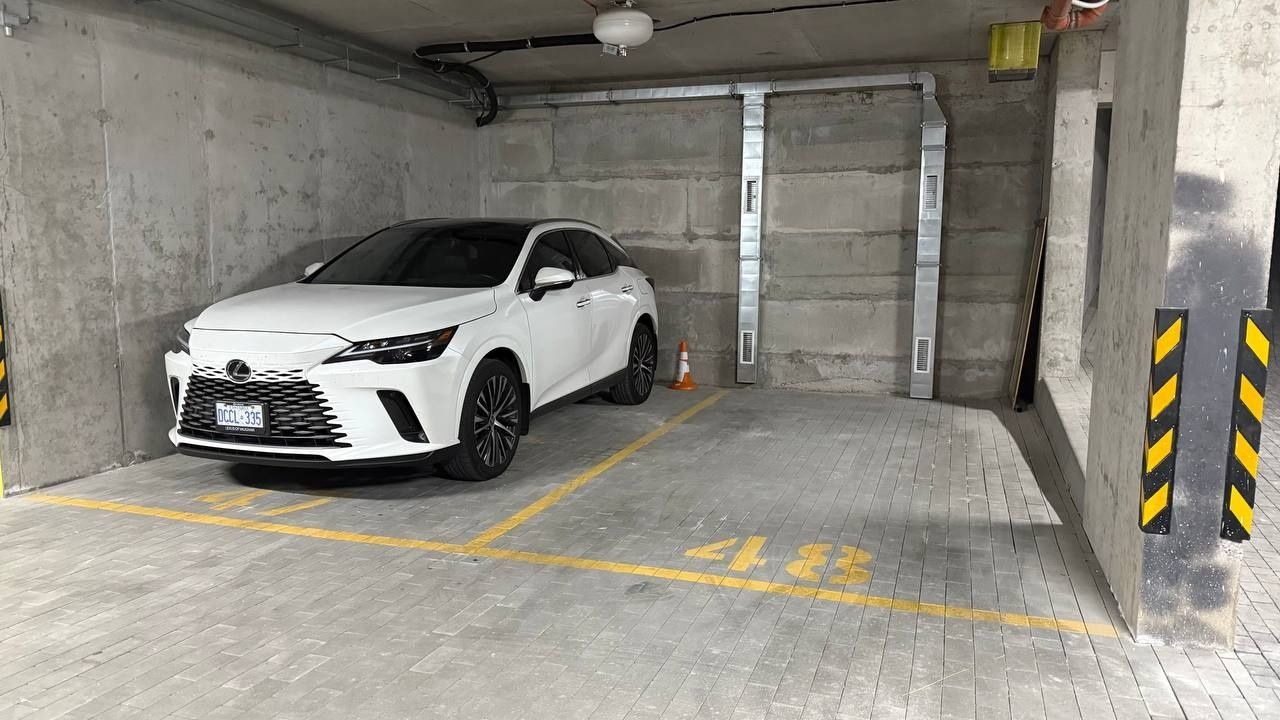 Автостоянка на вулиці Петропавлівській