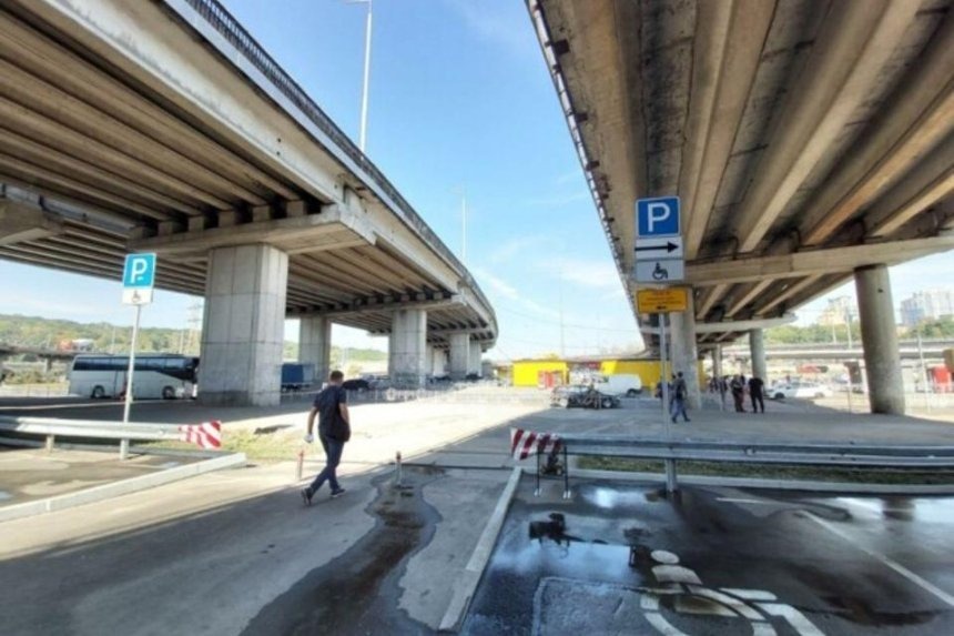 Автостоянка на метро Видубичі