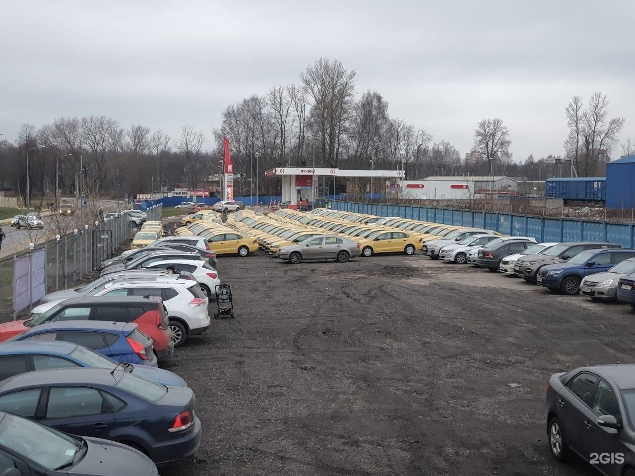 Автостоянка на метро Лісова