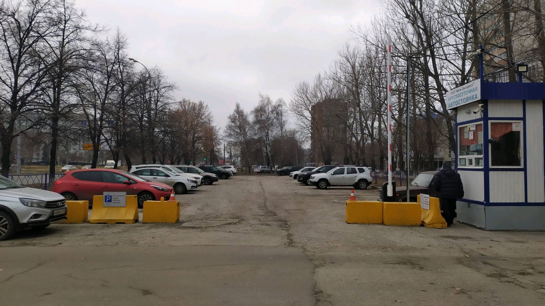 Автостоянка на метро Лісова