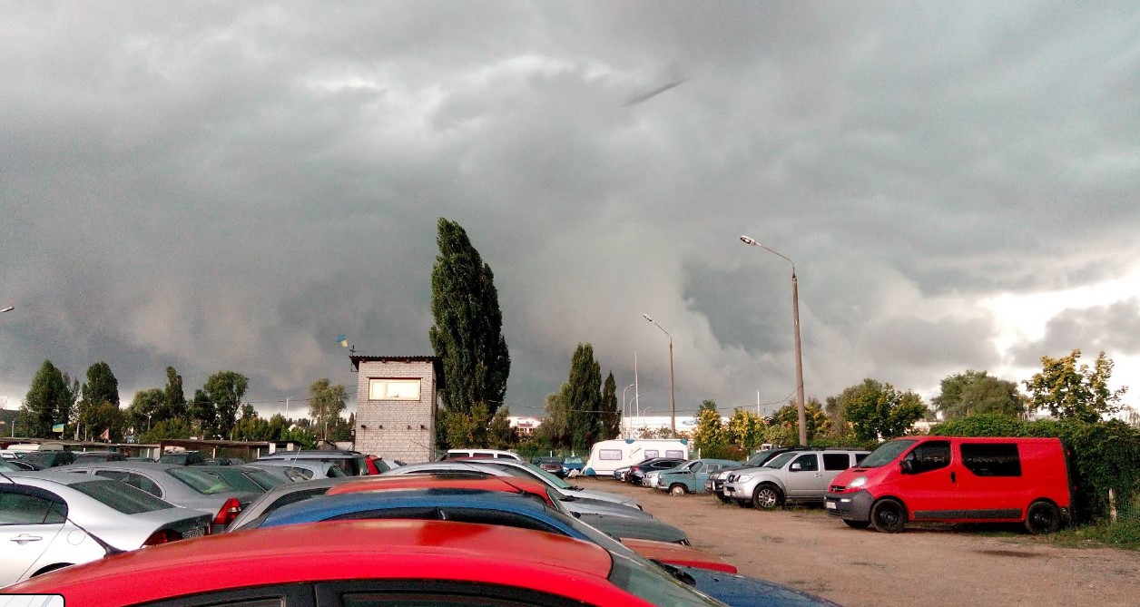 Автостоянка на вулиці Зодчих