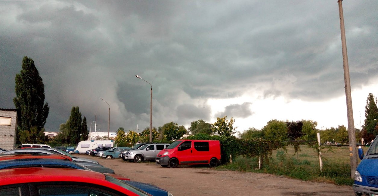 Автостоянка на вулиці Зодчих